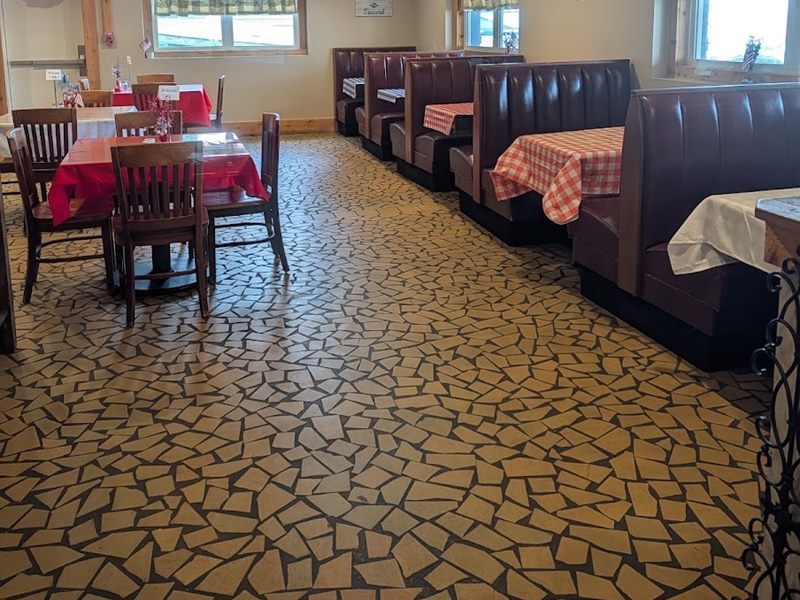 Dolly's Farmhouse Restaurant interior